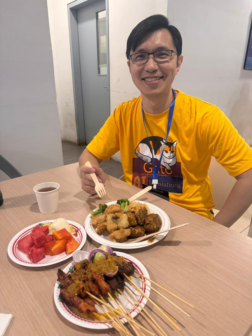 Gato dostu David Wang, WordCamp Malaysia 2025'te satay yiyor