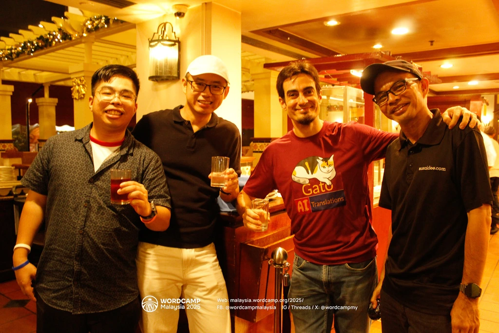 Leo ve WordCamp Malaysia organizatörleri Dee, Ben ve YL konuşmacı partisinde